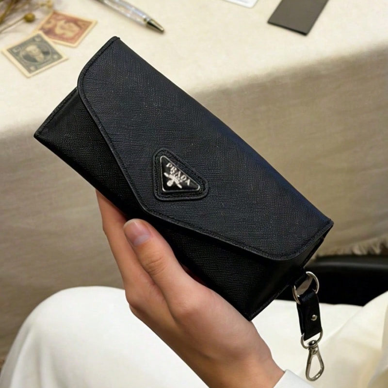 Czarne skórzane etui na okular – Women Bags Prada recenzja i cena